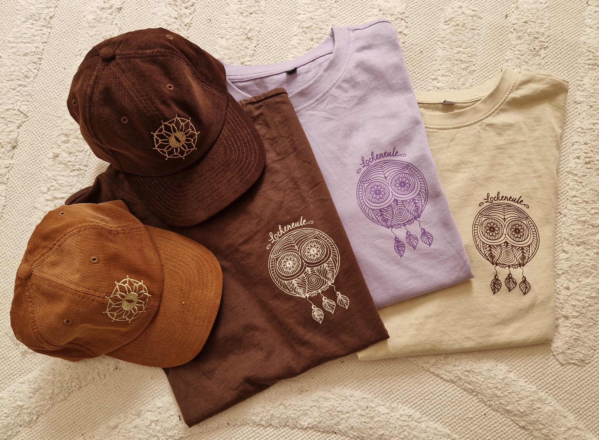 T-Shirt und Cap von Lockeneule mit handgezeichnetem Eulen-Motiv auf Naturpapier